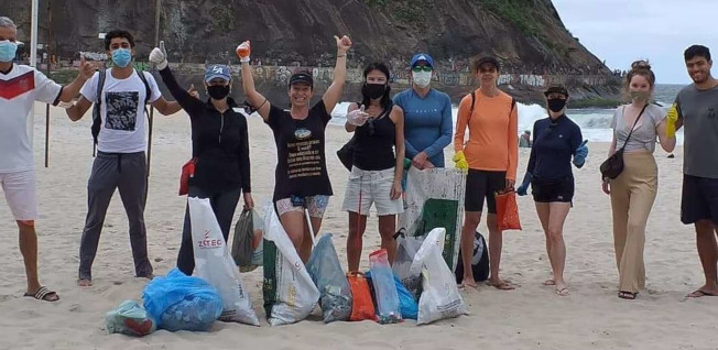 InterNations members at a beach clean-up in Rio de Janeiro