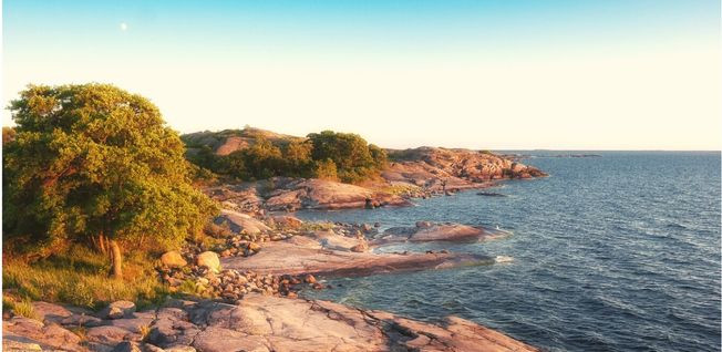 A rocky beach on a Swedish island in summer