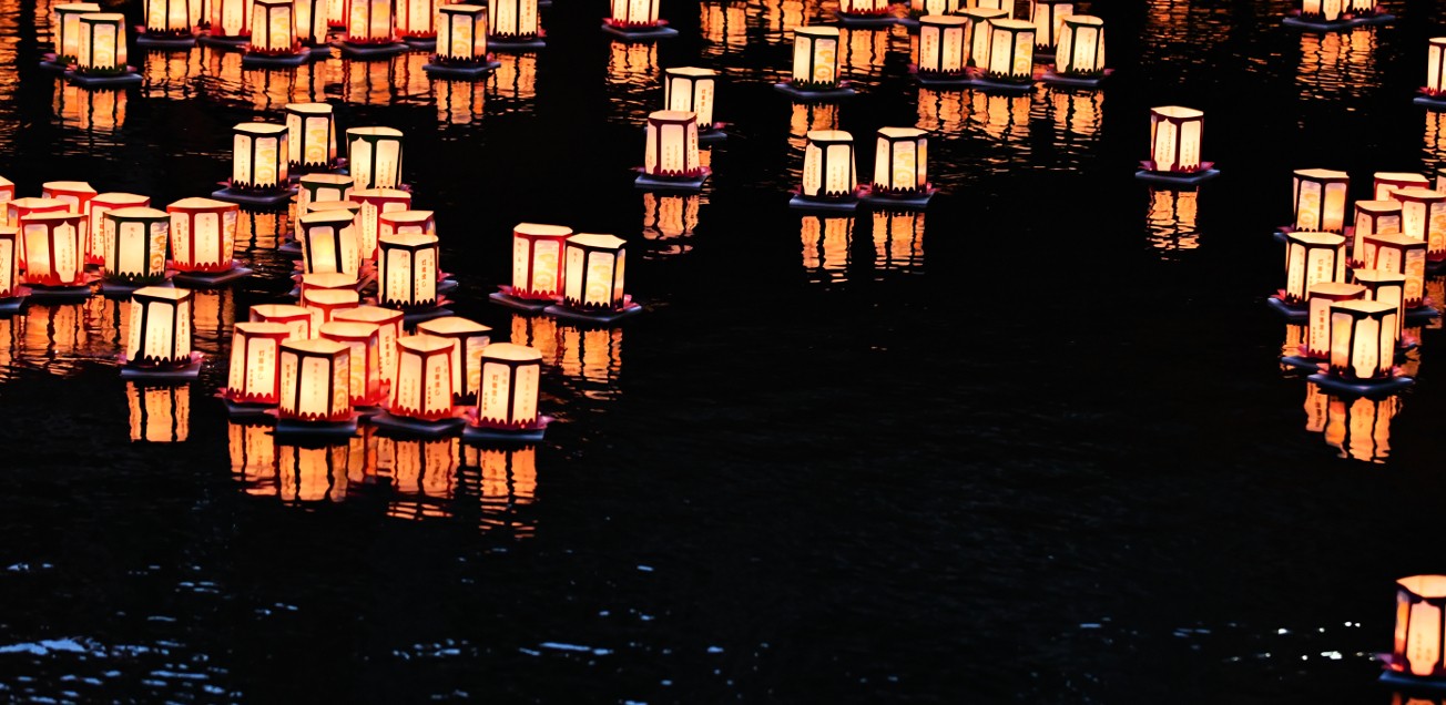 Фестиваль плавающих фонарей япония. Праздник обон в японии. Обон. Праздник обон в японии. Японский праздник обон.